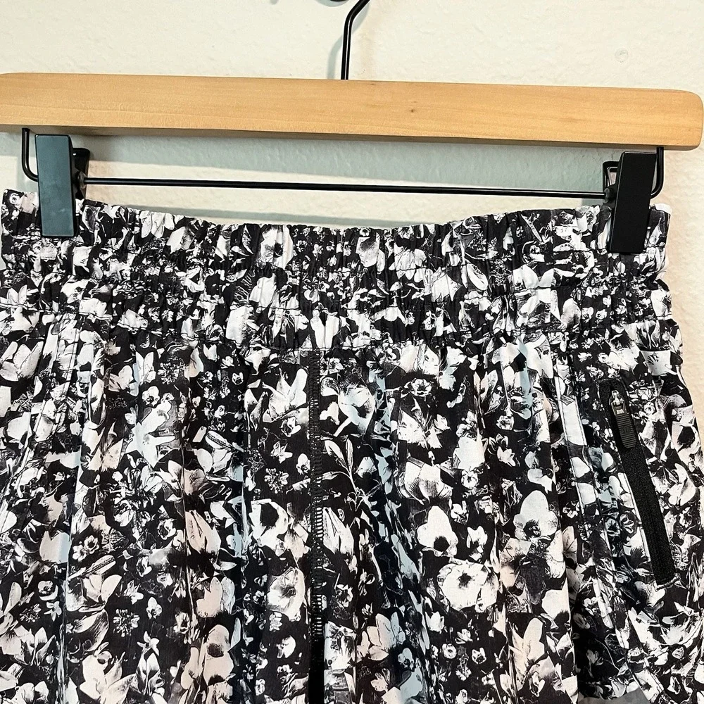 LULULEMON Womens TRACKER Shorts Size 8  Mash Up White Black 4in Inseam Lined